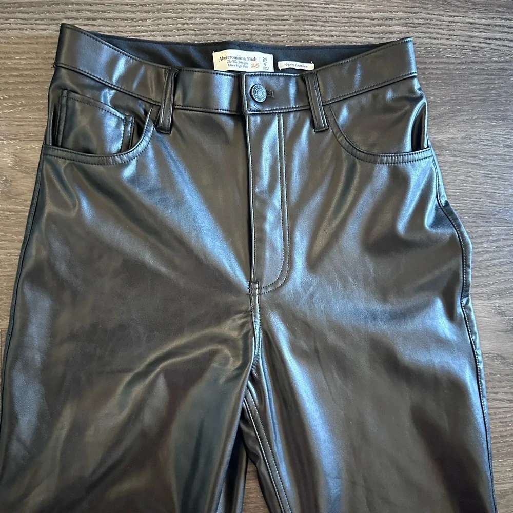 Abercrombie & Fitch 90s Straight Ultra High Rise Vegan Leather Pants SZ 28 NWT